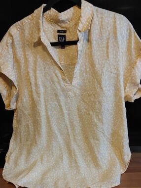 GAP Women's Light Yellow Patterned Collared V-Neck Top